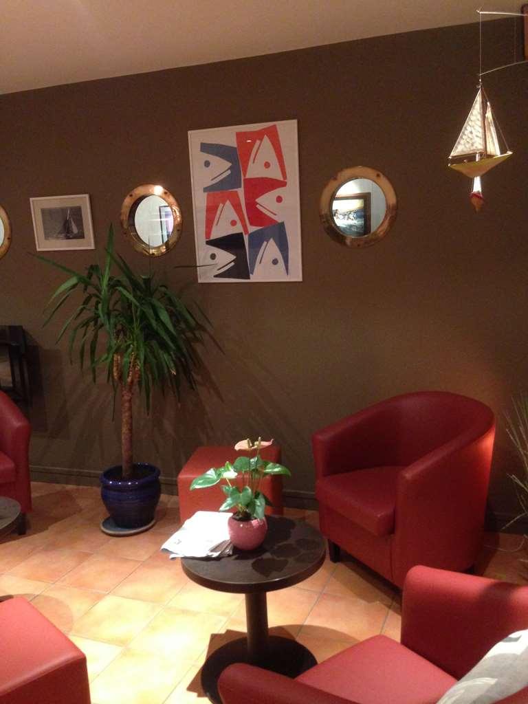 Brit Hotel Des Halles 孔卡尔诺 内观 照片