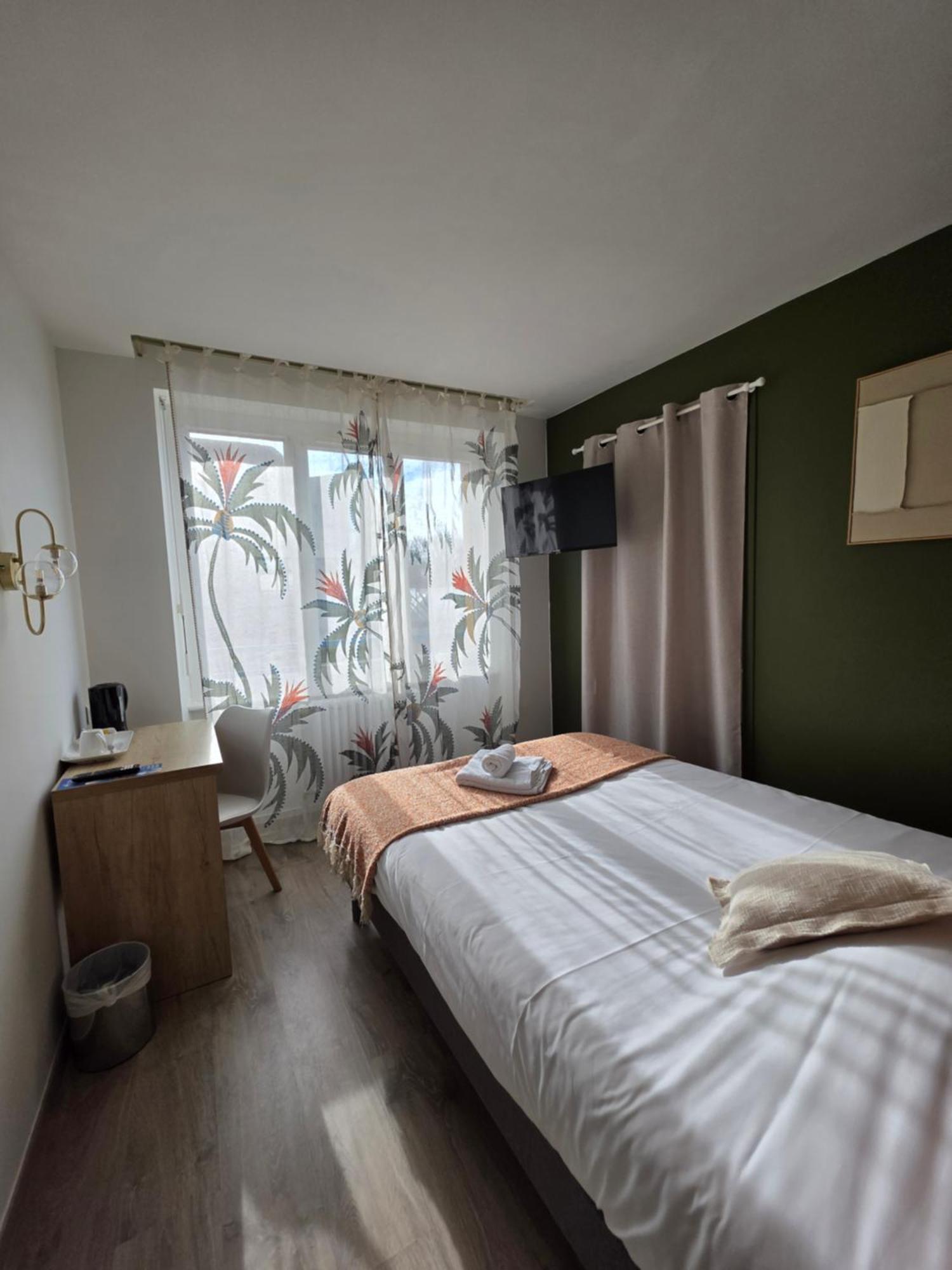 Brit Hotel Des Halles 孔卡尔诺 外观 照片